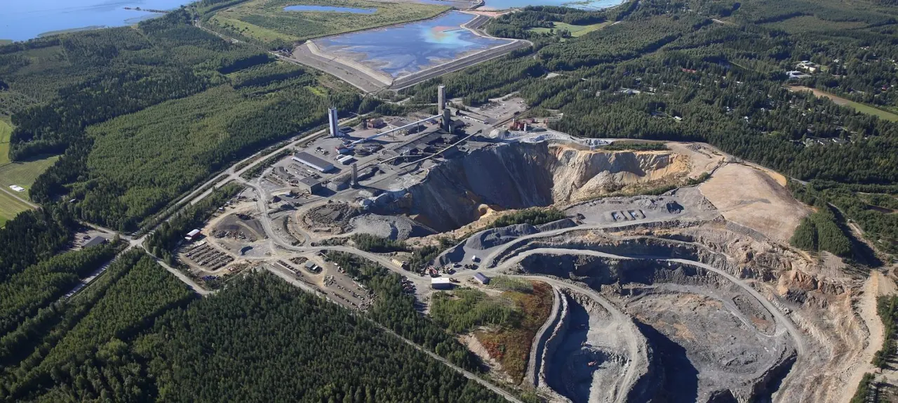 Aerial view of the Pyhäsalmi mine and open pit